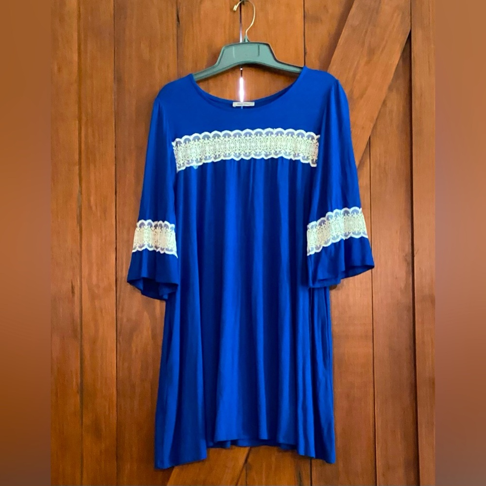 Blue -bell sleeve dress with lace accent